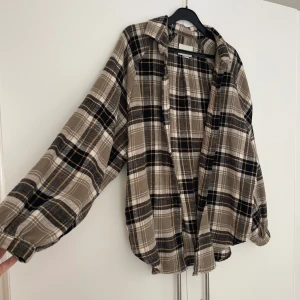 Oversized skjorta i mjukt material - Supermjukt oversized skjorta, stora ärmar och väldigt nice passform 💚 Från American Eagle