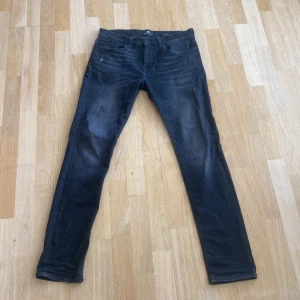 7 For All Mankind Jeans - Slim Fit. Skön Fade. Grymt skick. Nypris cirka 2700.   Hör av er vid fler frågor