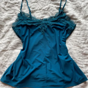 Spets linne - Helt nytt spetts linne med lappar kvar. Är något mer grönaktig i verkligheten :) Köpt på New Yorker, strl S💕  Hör av er om ni har några frågor 💖