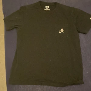  Streetwear Dragonball Ultimate Tour T-Shirt - M storlek. Uniqlo tröja. Använd som ny. Inte mycket att säga om tröjan men den är fin har en liten ficka på den och har inga täcken på använding. Tröjan passar vem som helst oavsett vilket kön. Streetwear style.