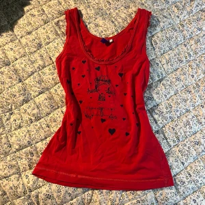 Linne - Gulligt linne med tryck! <3 Står strl M men jag är S och funkar jättebra på mig. Köpt här på Plick men i fint skick, inga defekter.