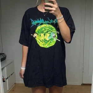 Oversize T-shirt  - Cool T-shirt med Rick and morty tryck 💚