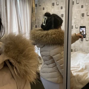 Hollies Vinterjacka - Säljer min Hollies jacka som är köpt i Hollies egna butik i Stockholm. Fin jacka i jättebra skick, säljer då jag inte är så förtjust i denna kortare modellen. Var inte rädd att ställa frågor!