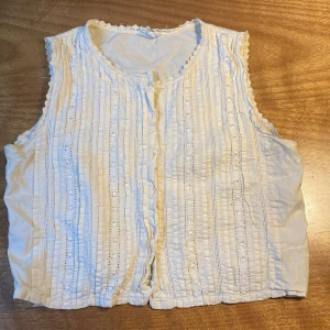 Romantisk blus, storlek 38 - En romantisk blus i storlek 38. 