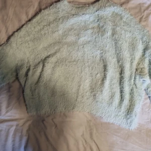 Fluffig tjocktröja - Säljer denna turkosliknande, fluffiga, mjuka tjocktröjan i storlek 146-152 från H&M barnavdelning. Kontakta vid frågor eller liknande. 💕 Inga hål eller fläckar. Kan tänka mig att sänka pris vid snabb affär. 🤗