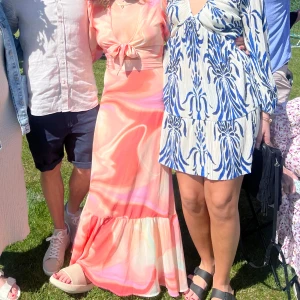 Långklänning - As snygg långklänning från Gina, storlek S men passar M då den är sjusterande vid bysten. Perfekt till midsommar, högtider eller en vanlig dag. Försnygg och bara använd en gång! 