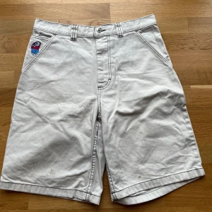Polar bigboy skorts - Hej, säljer dessa sjukt snygga Polar bigboy shortsen som är perfekta nu till sommaren. Säljer eftersom att jag rensar i garderoben. Storlek S/30-32| bra skick men lite smutsiga! Nypris 1100 så Priset är inte hugget i sten! Skriv vid minsta fundering!