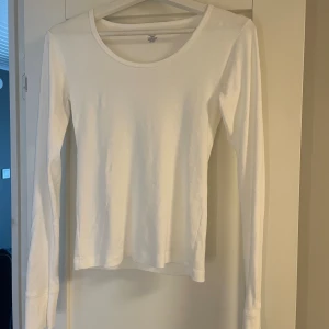 Långärmad tröja brandy Melville  - Basic snygg långärmad tröja. Köpt i London, från Brandy Melville. Aldrig använd, då jag har andra jag föredrar. Osäker på vad jag köpte den för men runt 250kr 💞