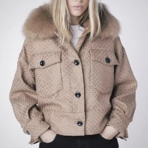 Meotine Jacka🐆🤎 - Säljer min skit fina meotine jacka då jag är i behov av pengarna⭐️ Storlek S/M men små i storlek så passar Xs-M💋 Lite nopprig men inget man lägger märke till då designen ”täcker upp” för det! Hör av er vid mer frågor🙏🏽 Pris går att diskuteras.