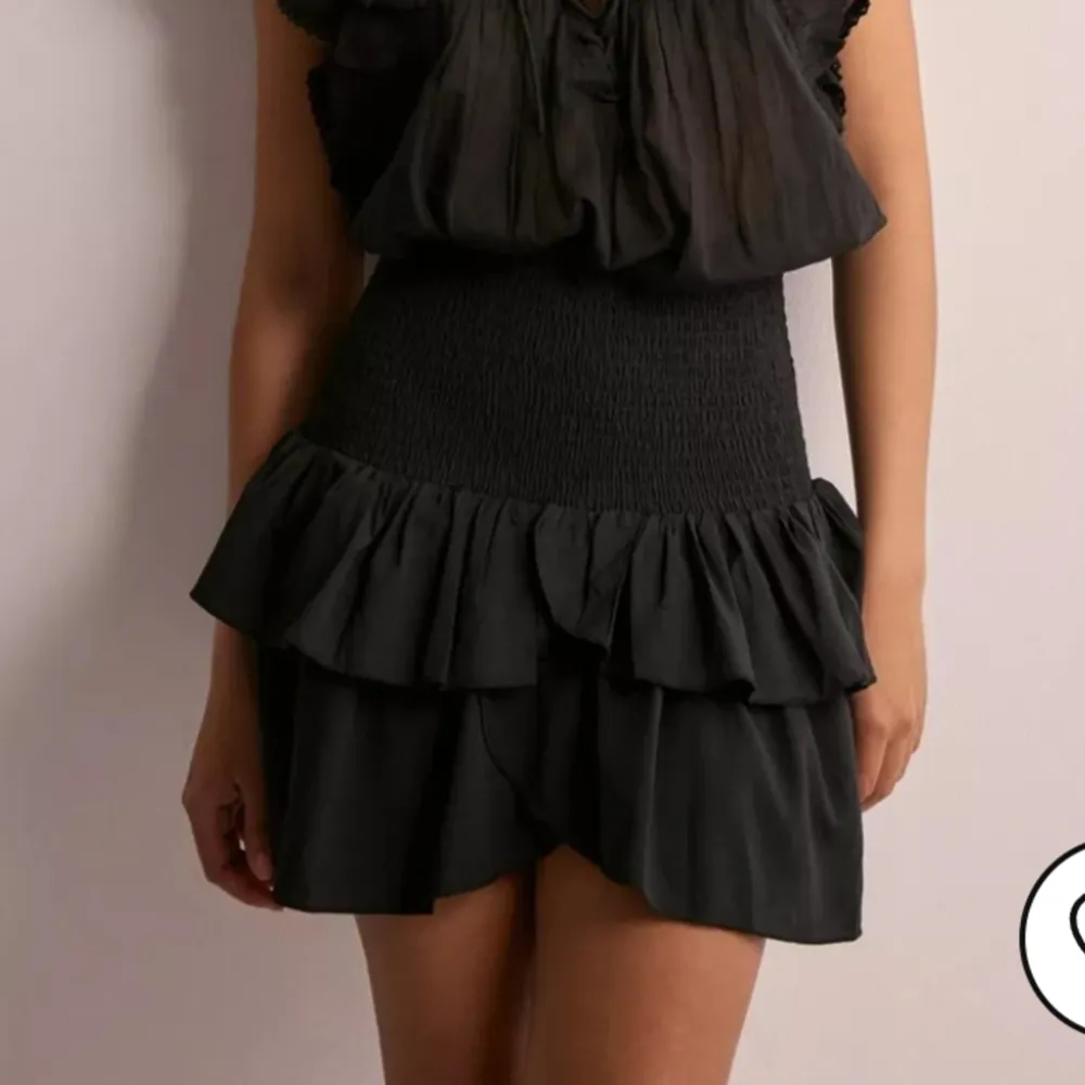 Jättefin svart neo noir kjol från nelly i svart. Den är i storlek xs men massar s och m också. 200 kr + frakt! Skeiv för egna bilder❤️. Kjolar.