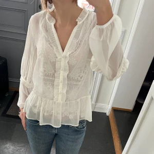 Vit volangblus  - Vit blus i fint skick från H&M. Storlek 38, passar S och M. Använd gärna köp nu! 