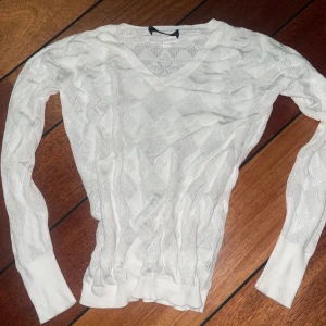 Pringle 1815 Scotland- size small - En cool vit långarmad tröja som kan funka till klack stövlar och en mini kjol eller byxor med ett bälte till!