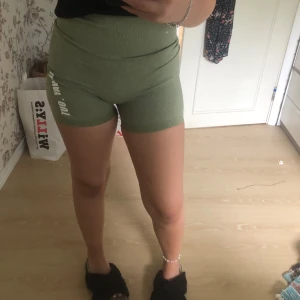 Träningsshorts - Jättesnygga träningsshorts från ”all way out”. Lite för små på mig så har inte kommit till användning.