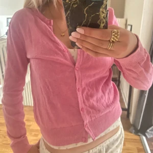 Ljusrosa kofta  - En ljusrosa super söt kofta ifrån h&m 💞💞säljs inte längre!🥰