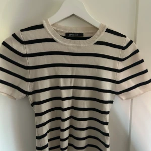 Tjockare t-shirt - Super fin randig T-shirt från Gina tricot som ej säljs längre! Den är aldrig använd så den har inga defekter. Det är ett lite tjockare material.