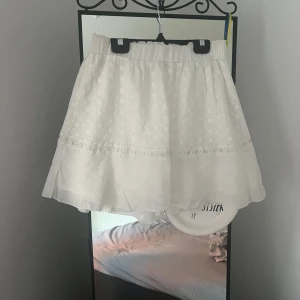 Vit kortkjol  - Jättegullig vit kortkjol till sommaren💕  Använd max 3 gånger Konatka vid frågor💋