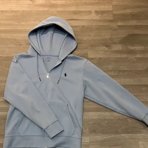 Ralph Lauren zip - Ljusblå Ralph Lauren zip, bra skick. Skriv gärna om du vill veta mer.