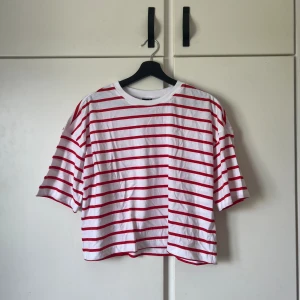 T-shirt  - Röd randig T-shirt från Gina Tricot 