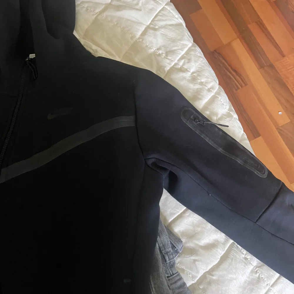 Nike tech fleece hoodie storlek s men passar m nypris 1150 men jag säljer den för 750 pris går att diskutera vid snabb affär.. Hoodies.