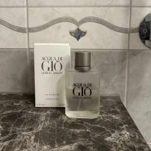 Acqua di gio - 50 ml flaska. Ca 30 ml kvar  Armani parfym som är riktigt somrig och fräsch 🍋🌊. Säljer på grund av att jag tröttnat på doften 