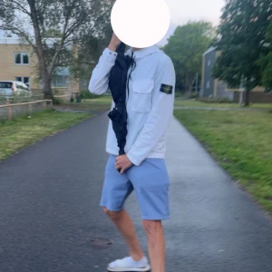 Stone island overshirt - Säljer min stone island overshirt bra skick. Perfekt nu under sommaren  och sen även till hösten.