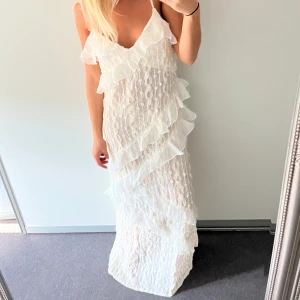 Lång klänning - Säljer denna jättefina helt oandvönda klänning ifrån Missguide. Perfekt till midsommar!☀️☀️