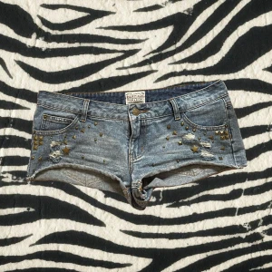 Lågmidjade detaljerade shorts - Skick: Andvändna, 💋Defekter: Inga som jag kan se, 💋Midja rakt över: 40 cm, 💋 Pris går alltid att diskuteras!🫶🏼💯 Checka in våra andra annonser!🍸💋