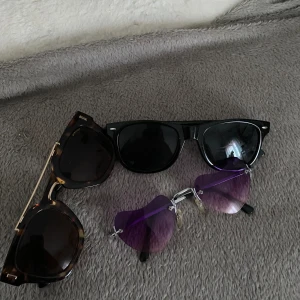 Solglasögon  - Skriv till mig om man bara vill ha en av glasögonen, jag lägger ut pris för vad solglasögonen kostar en och en🩷