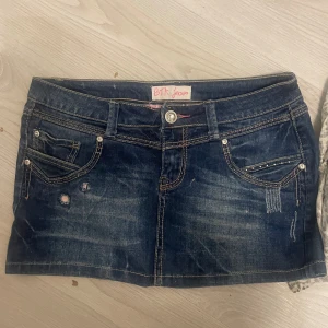 Y2k lågmidjad jeans kjol  - Jätte fin lågmidjade jeans kjol. Har tyvärr inga mått förutom att det e ungefär 38 tvärs över i midjan. Inga fler bilder då den e för liten så går den inte på i midjan ❤️
