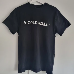 Svart a cold wall t shirt, 900 kr - Svart a cold wall t shirt Bra skick Storlek S Köpt från Saks fifth avenue