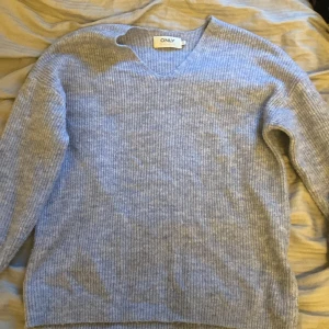 Ljusblå stickad tröja  - Säljer denna superfina ljusblåa stickade tröja i jättefint skick❤️