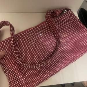 Säljer denna rosa glittriga väskan, använd 1 gång