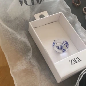 Glasring  - Cool ring av glas från Zara. Aldrig använd