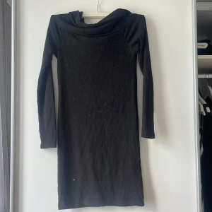 Off-shoulder klänning  - Använd 2-3 ggr. Väldigt skönt material. Mer som en S