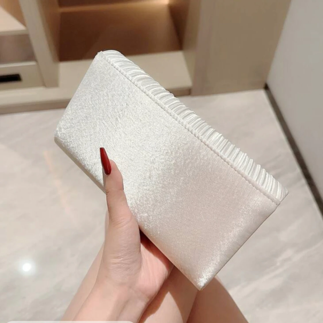 Vit glansig väska - 90