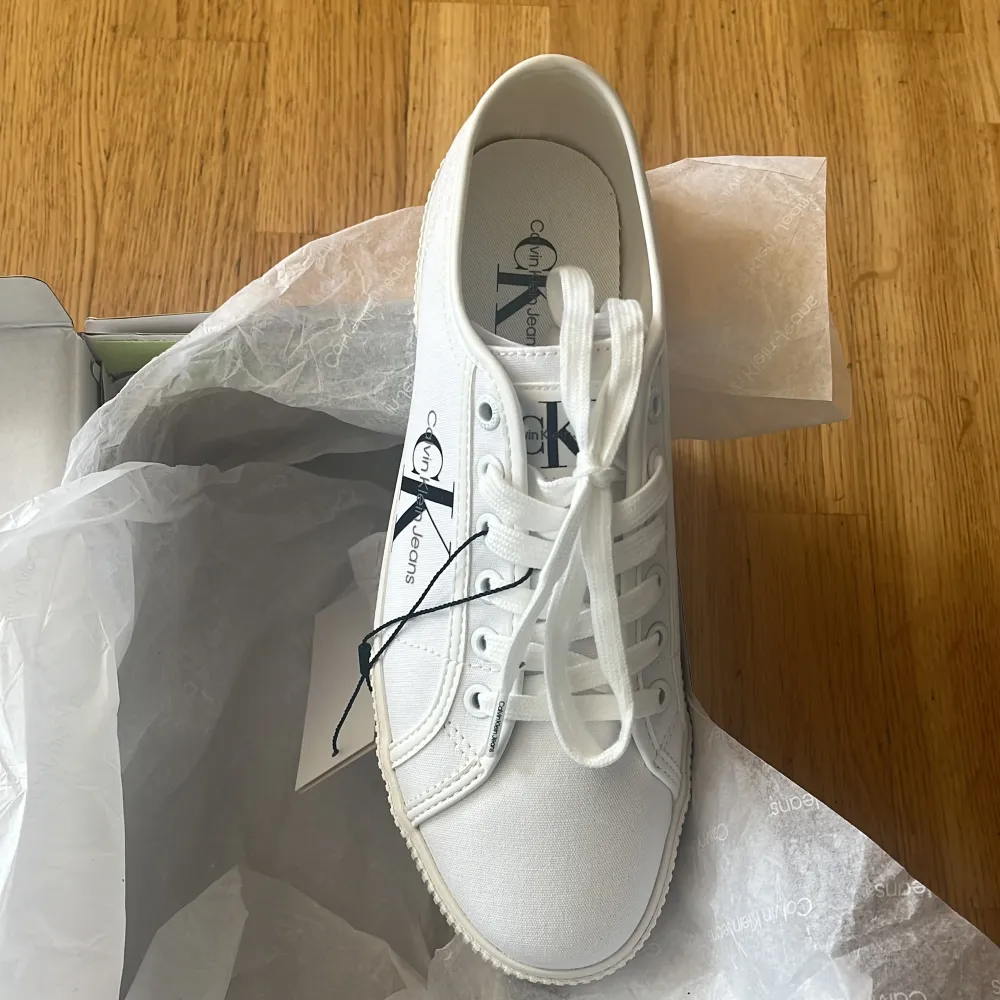 Helt nya Calvin Klein sneakers med prislapp.. Kengät.