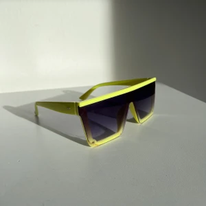 Solglasögon  - Lyser neongult i uv ljus 