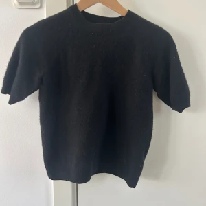 Kashmir t-shirt  - 100% kashmirtshirt från H&M, knappt använd💕 inte alls nopprig men ser ut så på bilden då den är lite fluffig☀️