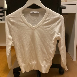 Fin zara tröja - En fin zara tröja jag köpte i våras, nästan aldrig använd. Nypris ca 369 tror jag, pris kan diskuteras!💝💝