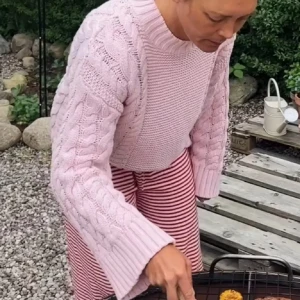 Rosa stickad tröja! 💗  - Säljer en super fin rosa stickad tröja! Säljer där av att den tyvärr är för stor för mig. Köpt här på plick och bilden är även tagen här ifrån! 💗  Super bra i skicket.  