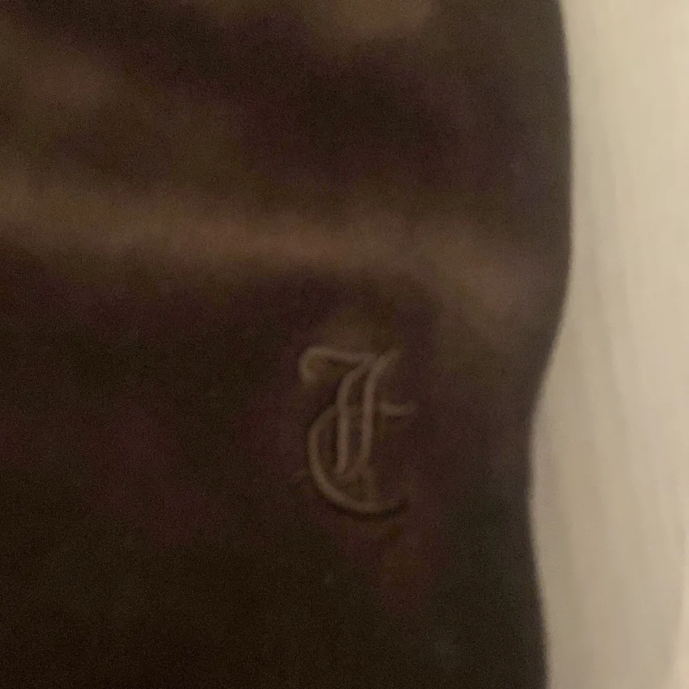 Säljer nu mina jätte mjuka juicy byxor i färgen brun, då jag endast har använt fåtal gånger. Storleken är XL men det är deras gamla Modell så sitter mer som en L-M. Köptes för 1000kr💗 . Farkut & Housut.