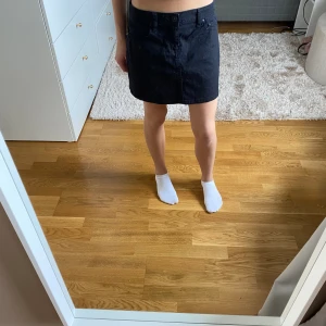 Kjol - Svart liten jeans kjol