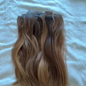 Löshår - Löshår, 3 paket i lite olika nyanser, 35cm, använda en gång i ca en månad. Märker är BHBD, skandinavisk riktigt friskt och fint hår. Köpt för 6700kr