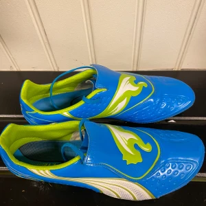 Gammla puma v.11 fotbollsskor  - Helt oanvända fotbollskor i ett skick som är 11/10. Storlek 44. 