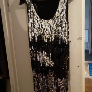 Sexig och modern festklänning  - I fint skick   Skynda skynda och Fynda