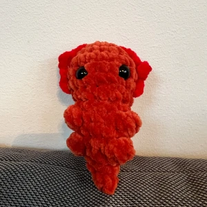 Söt axolotl- röd - Söt, virkad axolotl, gjord av mig. Ca 10 cm lång. 