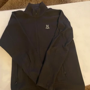 haglöfs fleece  - Säljer min haglövs, för stor för mig, den e storlek M, priset kan diskuteras, 
