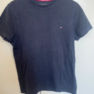 Tommy Hilfiger blå och svart storlek xs på båda  - Tröjor som jag växt ur i väldigt gott skick och nytvättade.