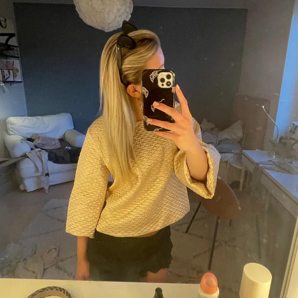SĂ„ snygg blus som man bĂ„da kan vika upp armarna och fĂ„ en halvĂ€rmad passform eller bara ha den lĂ„ngĂ€rmadđ„°helt nyskick inga defekter!. Puserot.
