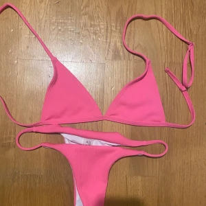 Bikini - Fint skick, använt 2 gånger  Pris: 79kr Kan sälja delarna var för sig för 50kr st 